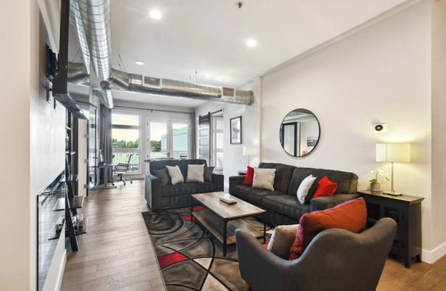 River North Art District Condo | 135 m² Condo ∙ 2 bedrooms ∙ 8 guests