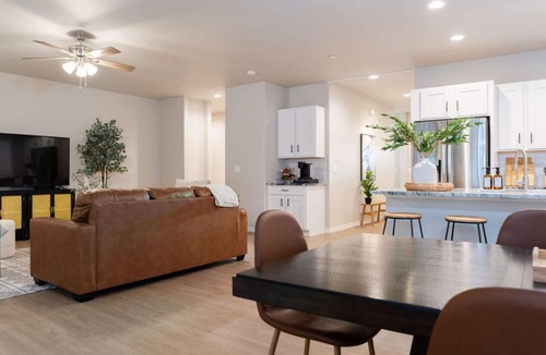 Fruitvale House | 13mins to airport/Sleeps10/Mins to attractions/Winery,Monument/Grill/Pool table