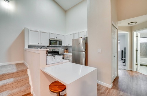 Aurora House | 16 Mi to DIA: Townhome w/Fireplace in Aurora