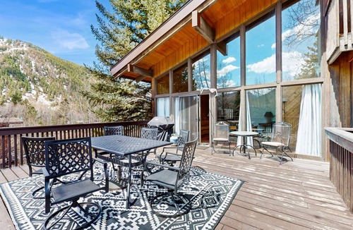 Mountain Valley Cabin | 193 m² Cabin ∙ 4 bedrooms ∙ 7 guests