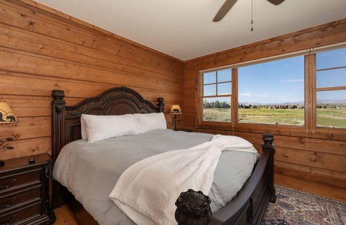 Grand Elk Ranch Cabin | 199 m² Cabin ∙ 3 bedrooms ∙ 8 guests