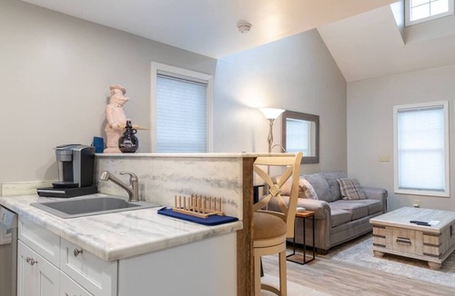 Thomas House | 1BR Tiny Home in Thomas, NR Purple Fiddle