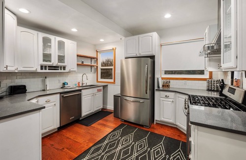 Enumclaw Condo | 1st floor in Duplex Chic 1BR Close to Mt. Rainier