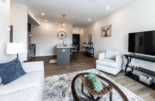 Mountain Shadows Apartment | 2 BD Cozy Top Floor minutes from Garden of the Gods with private 1 car garage