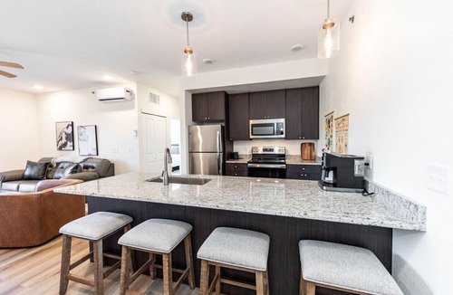 Mountain Shadows Apartment | 2 BD Luxury Pet Friendly Mountain Views minutes from Garden of the Gods