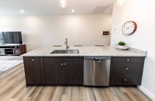 Mountain Shadows Apartment | 2 BD Top Floor Mt and Downtown Views 5 mins from Garden of the Gods