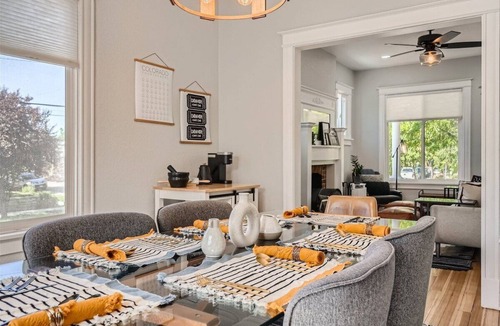 Washington Park West House | 2 Bed Sunny Retreat, Home Office, Backyard 30 Day