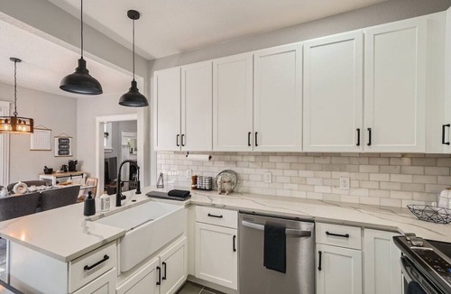 Washington Park West House | 2 Bed Sunny Retreat, Home Office, Backyard 30 Day