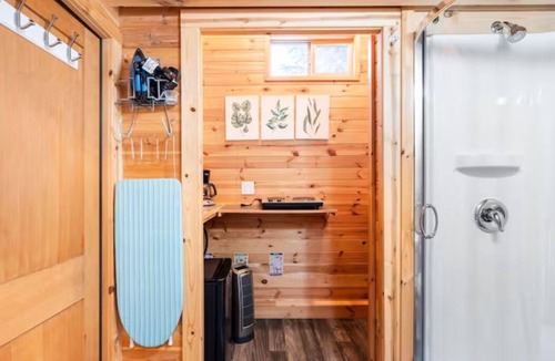 North Admiral Cabin | 2-Bed West Seattle Tiny Home w/views of Downtown