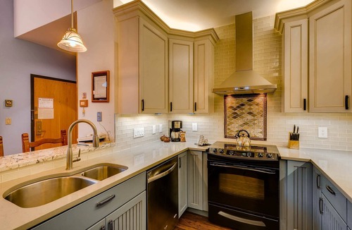 Mountain House Cabin | 2 Bedroom Condo with Gas Fireplace + Hot Tub!