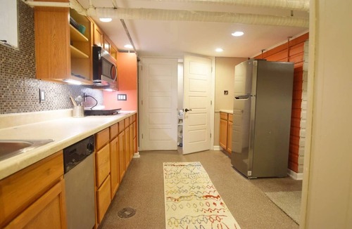 Sunnyside House | 2 bedroom Garden Level Getaway
