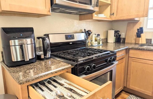 City Park House | 2-Bedroom house close to Zoo, Museum and NJH Hospital