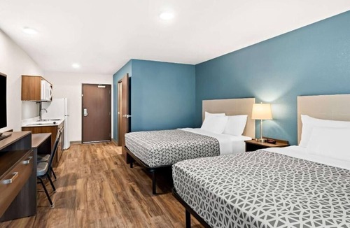 Dupont Hotel | 2 Kitchen-Equipped Units in Commerce City – 15 Min to Central Denver Attractions