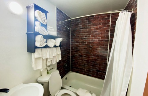 South Fork Cabin | 2 Queen Beds + pullout bed non smoking sleeps 5