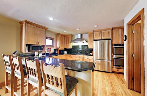 Highland Meadows Apartment | 2010 Vermont Duplex #1B West
