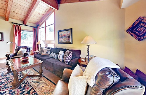 Highland Meadows Apartment | 2010 Vermont Duplex #1B West