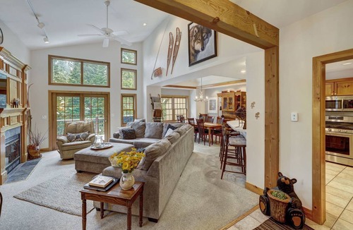 Peak 8 House | 204 m² House ∙ 3 bedrooms ∙ 7 guests