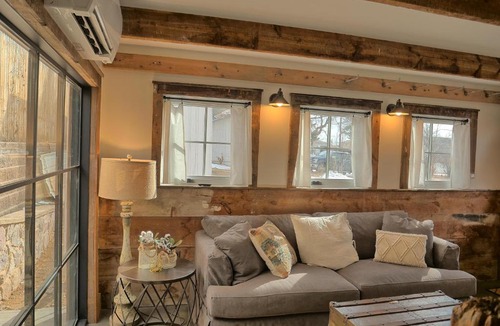 Castle Rock House | 208 Cantril Street