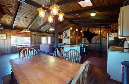 Ponderosa Pines Cabin | 208 m² Cabin ∙ 4 bedrooms ∙ 11 guests