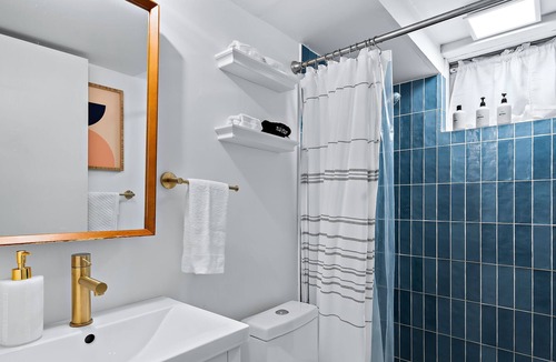 Highlands House | 20mins to Denver, Boulder, Red Rocks, 6 Person Hot Tub & Fire Pit, Fireplace