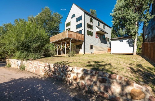 Broadmoor House | 232 m² House ∙ 2 bedrooms ∙ 5 guests