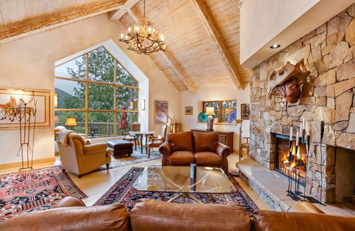 Aspen House | 238 m² House ∙ 3 bedrooms ∙ 6 guests