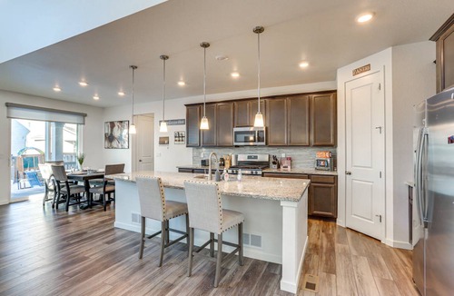 Commerce City House | 260 m² House ∙ 5 bedrooms ∙ 11 guests