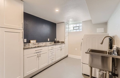 West Highland House | 2bd 2ba Highlands Bungalow I Fire pit I Backyard