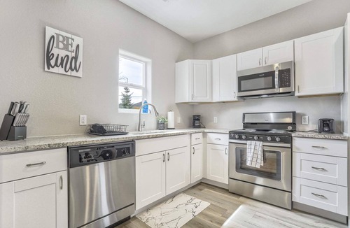 Monument House | 2BR Modern Cottage with Hot Tub in Monument Near USAFA, Park