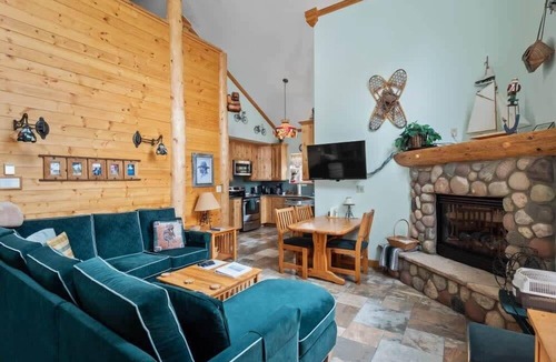 Leadville Cabin | 2BR Mountain Cabin w/Loft: View, Loft, Fireplace