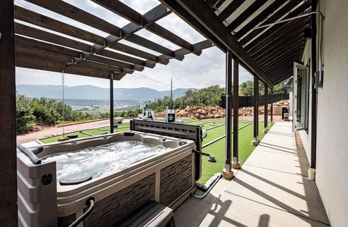 Monument House | 2BR♥Mountain&Lake view♥Hot Tub+MiniGolf+Pool Table