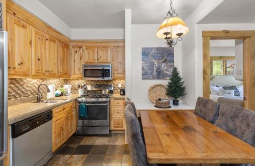 Mountain Village House | 2BR Mountain Lodge Luxury Skiin out Best Amenities