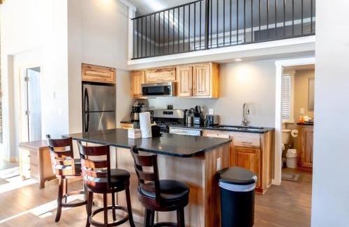 Breckenridge Ski Chalet | 2BR Riverside Chalet Near Trails