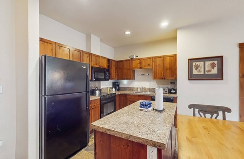 Peak 9 Condo | 2nd-floor condo near downtown with hot tubs, pool & gym - walk to lifts