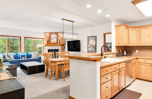 Four O'Clock Condo | 3 Bdrm+Den, Ski-In/Out, Near Town, Hot Tubs