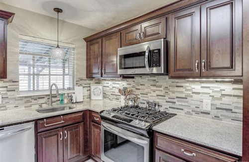 Jewell Heights - Hoffman Heights House | 3 bdrm, SUNROOM & Patio; Near shops/Light Rail and easy access to downtown