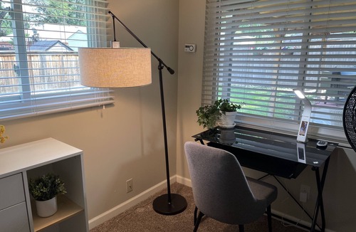 Jewell Heights - Hoffman Heights House | 3 bdrm, SUNROOM & Patio; Near shops/Light Rail and easy access to downtown