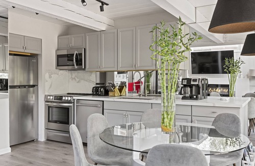Aspen Condo | 3 Bed/3 Bath In Town Aspen Luxury King & 2 Queen Bed W/D AC Parking Balcony Wifi
