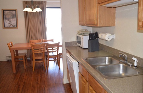 Fraser Condo | 3-bedroom Fraser Condo MLK Week Discount nOwner Managed/NO Added Taxes and BS