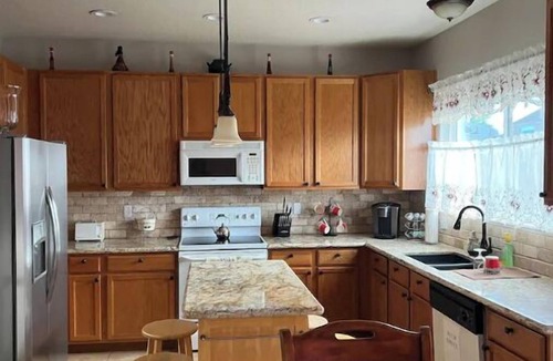 Colorado Springs House | 3 bedroom house 5 minutes away from the airport in Colorado Springs all for you.