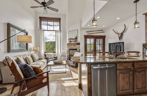 Wildernest House | 3 Bedroom Townhome with Private Hot Tub!