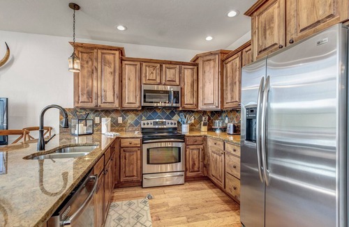 Wildernest House | 3 Bedroom Townhome with Private Hot Tub!