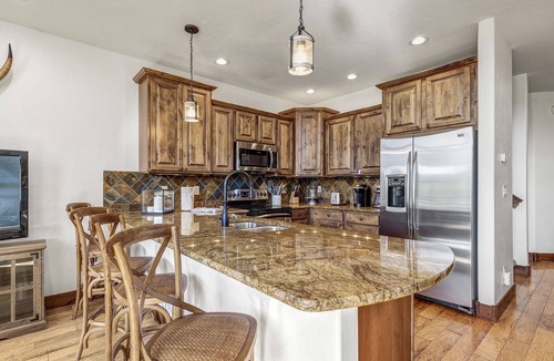 Wildernest House | 3 Bedroom Townhome with Private Hot Tub!