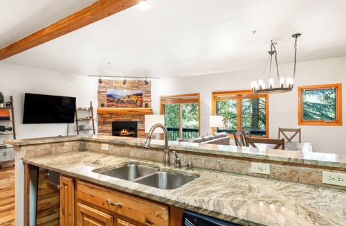 Four O'Clock Condo | 3 blocks to Main, Ski or Hike In/Out