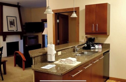 Copper Mountain Village Condo | 3 min walk to ski lift, 2 Bed 2 bath, heated parking, ski locker and hot tub