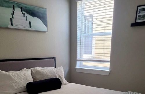 The Meadows House | 30 Day min stay Newer 3 Bed 3 Bath Rooftop House close to Outlet Malls
