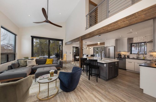 Baldy Mountain House | 315 m² House ∙ 4 bedrooms ∙ 10 guests