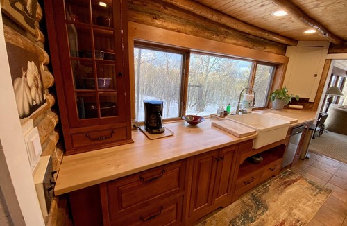 Bailey Cabin | 360 Degree Mountaintop Views, Luxurious Hot Tub & Designer Kitchen
