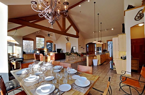Corinthian Hills House | 388 m² House ∙ 5 bedrooms ∙ 12 guests