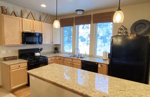 Rendezvous House | 3bd/2.5bth Townhome w/attached garage + Arcade game - Walk to free bus stop